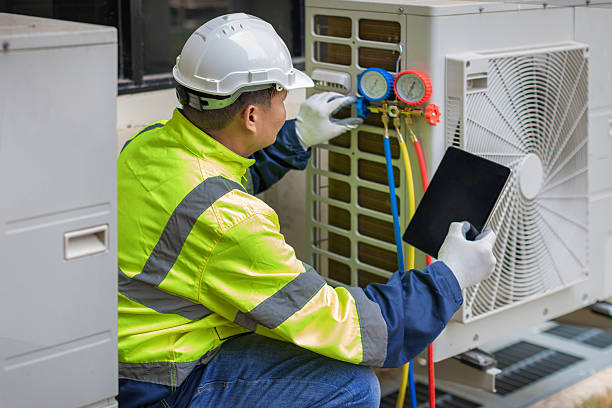 Professional Heat Pump Repair technician working in Interlachen, FL